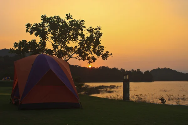 Acampamento chão e pôr do sol no lago — Fotografia de Stock