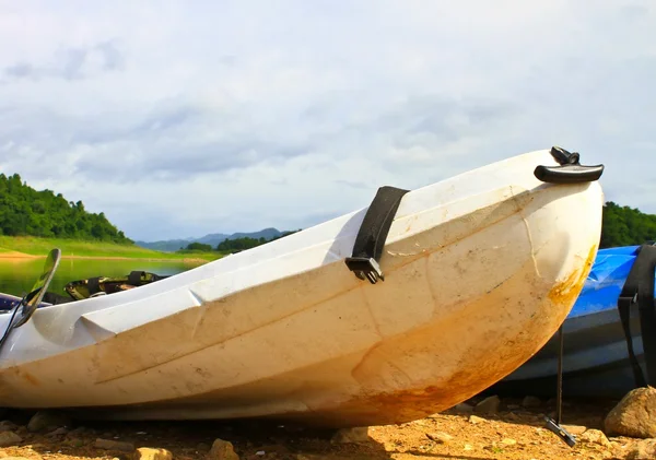 Kayaks, canoe on the edge of the water in Lake — Stock Photo, Image