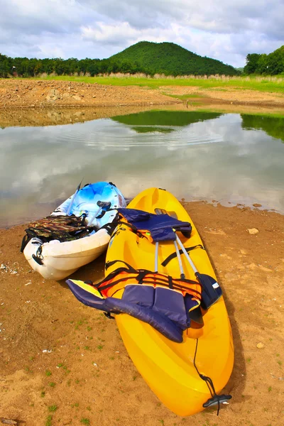 Caiaques, canoa na borda da água no lago — Fotografia de Stock