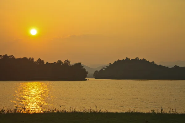 Camping grond en zonsondergang in lake — Stockfoto