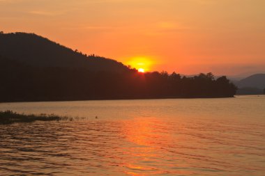 kamp alanı ve göl günbatımı