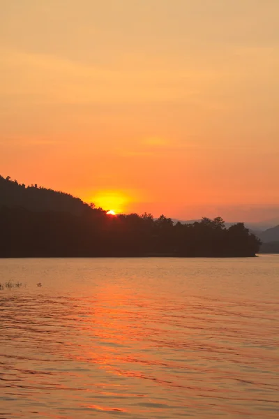 Camping grond en zonsondergang in lake — Stockfoto