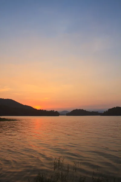 Camping grond en zonsondergang in lake — Stockfoto