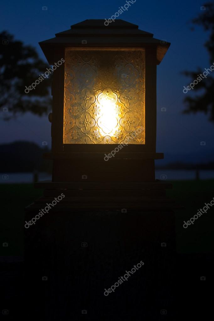 verlichting paal en zonsondergang op camping ground — Stockfoto ... verlichting paal en zonsondergang op camping ground — Stockfoto ...