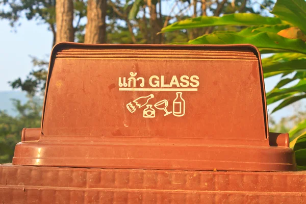 Poubelle avec symbole en verre — Photo