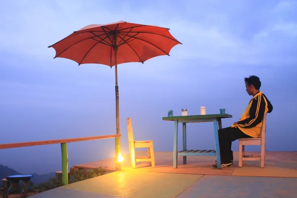 Café cafetería en la montaña en el crepúsculo —  Fotos de Stock