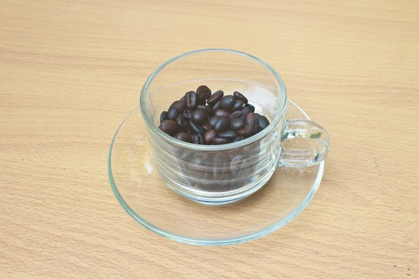 Chicchi di caffè in tazza — Foto Stock