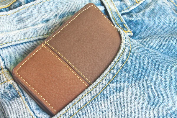 ジーンズ ズボンの後ろポケットに茶色の財布 — ストック写真