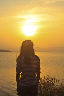 genç kız ve gün batımı sahne