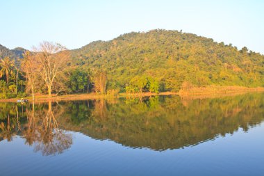 güzel dağlar ve sabah Nehri