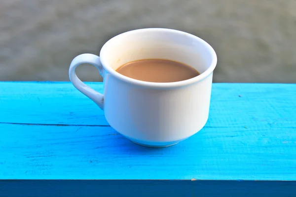 Café quente em copo branco em madeira — Fotografia de Stock