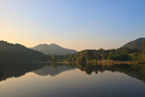 Wunderschöne Berge und Flüsse am Morgen — Stockfoto
