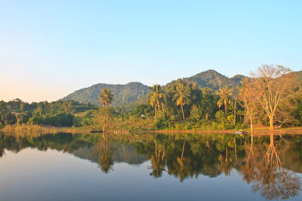 Hermosas montañas y río en la mañana — Foto de Stock