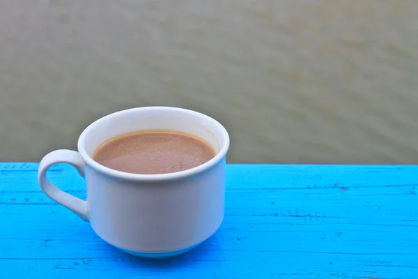 Горячий кофе в белой чашке на деревянной — стоковое фото