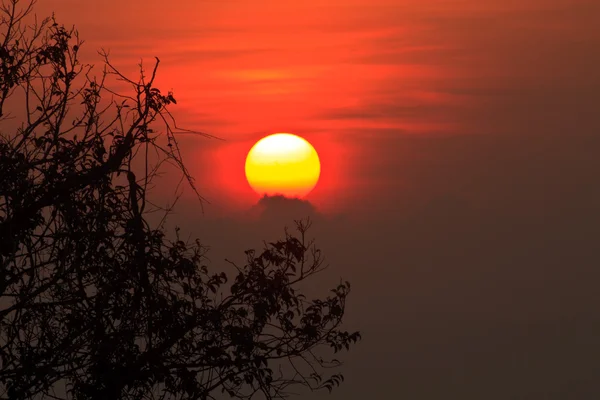 山背景に沈む夕日 — ストック写真