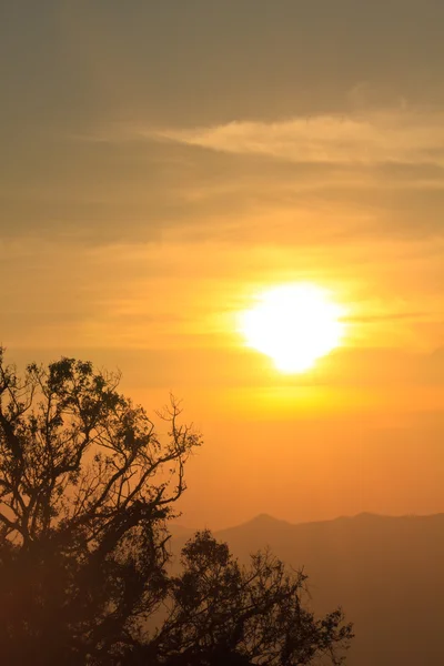 山背景に沈む夕日 — ストック写真