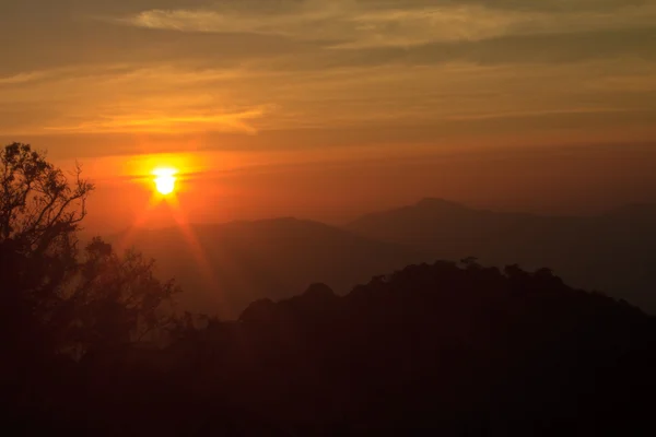 山背景に沈む夕日 — ストック写真