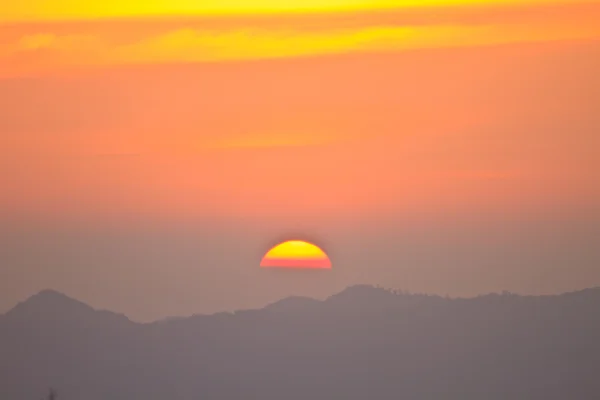 山背景に沈む夕日 — ストック写真