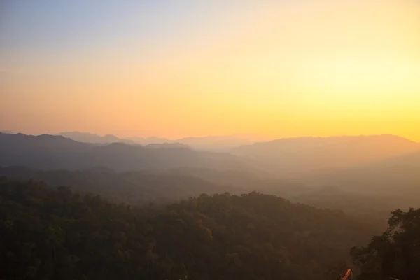 Puesta de sol sobre fondo de montaña — Foto de Stock