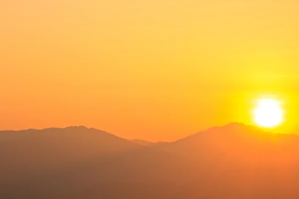 山背景に沈む夕日 — ストック写真