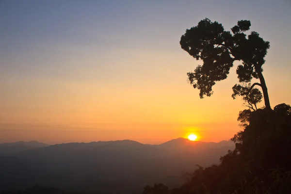 Puesta de sol sobre fondo de montaña — Foto de Stock