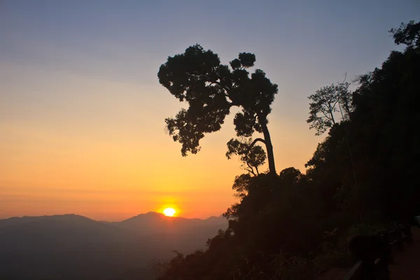 山背景に沈む夕日 — ストック写真