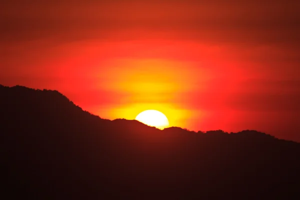 山背景に沈む夕日 — ストック写真