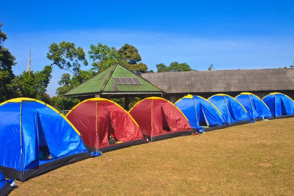 Красочная палатка на территории кемпинга — стоковое фото
