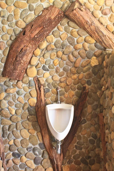 Urinario blanco para hombres en el baño —  Fotos de Stock