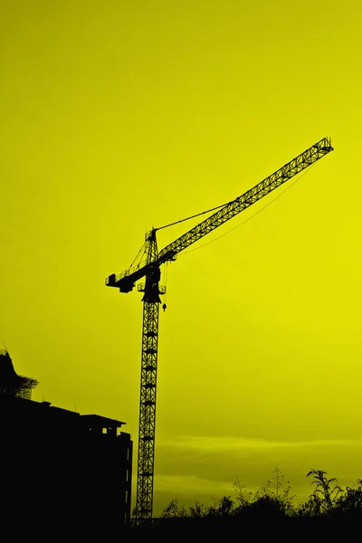 Gruas de construção e silhuetas de construção — Fotografia de Stock