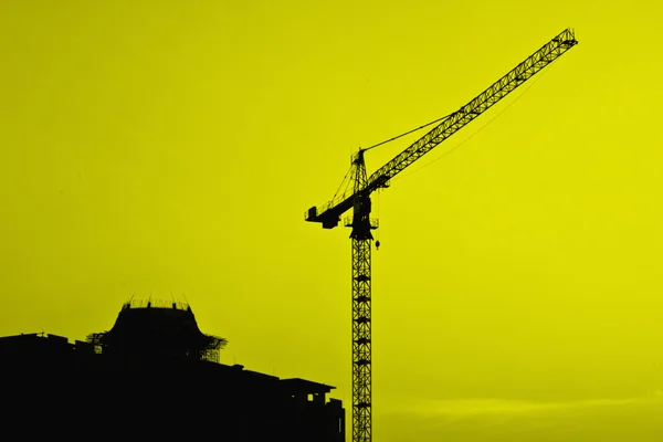 Gruas de construção e silhuetas de construção — Fotografia de Stock