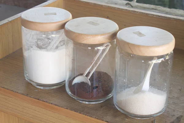 Набор растворимого кофе в стеклянной банке — стоковое фото