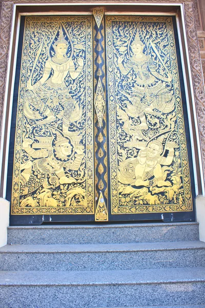 Traditionell thailändsk stil art gold måla mönster på dörren — Stockfoto