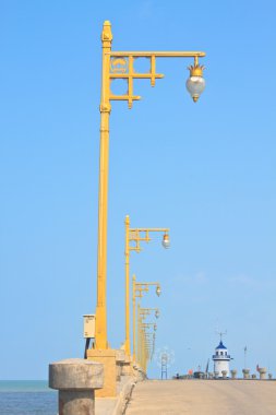 eski kamu iskele ve elektrik direğine 