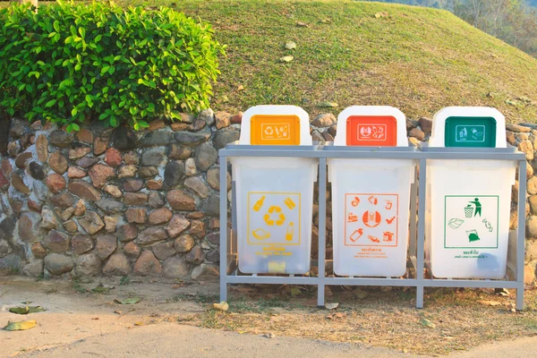 Zestaw pojemników recyklingu — Zdjęcie stockowe