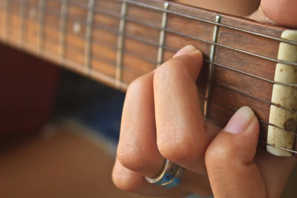 Ragazza mano suonare la chitarra acustica — Foto Stock