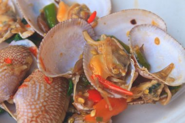 Kızarmış istiridye kavrulmuş chili Yapıştır ve Tay Reyhan ile karıştırın