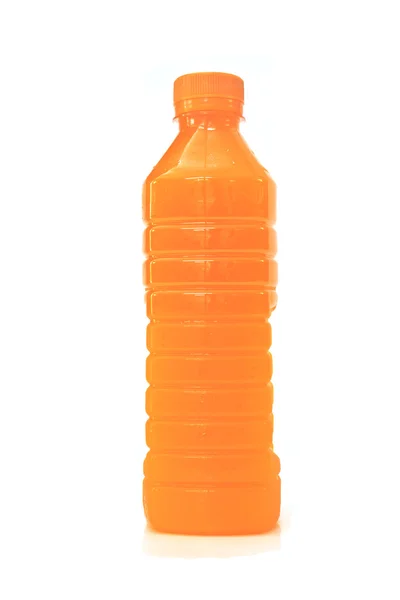 Апельсиновый сок в пластиковой бутылке — стоковое фото