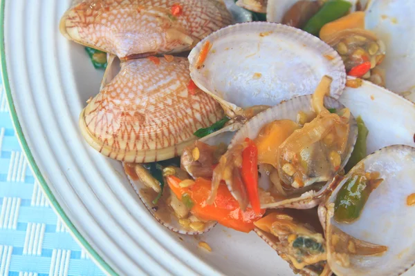 Roer Gebakken kokkels met geroosterde chili plakken en Thaise basilicum — Stockfoto