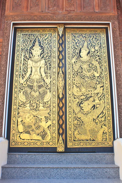 Традиционный тайский стиль искусства рисунок золотой картины на двери — стоковое фото