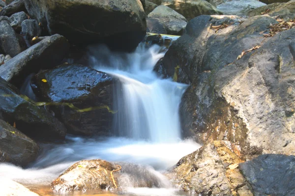 Vattenfall i skogen — Stockfoto