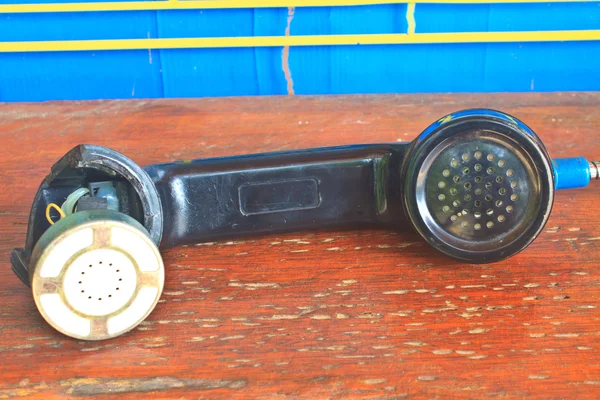 Černá sluchátka telefon rozbité — Stock fotografie