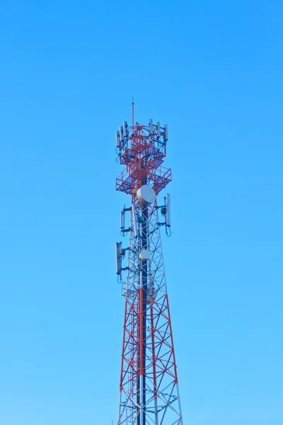 Antena de telecomunicações com nuvem e céu azul — Fotografia de Stock