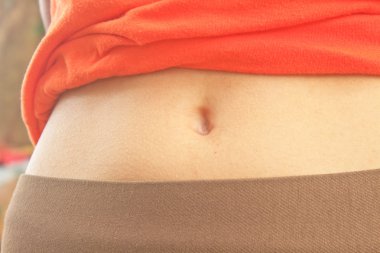  bir kadın mide göbek  