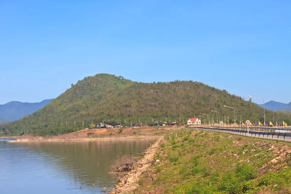 Асфальтированная дорога на вершине DAM — стоковое фото