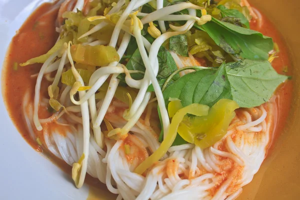 Thai Vermicelli mit Curry und Gemüse gegessen — Stockfoto