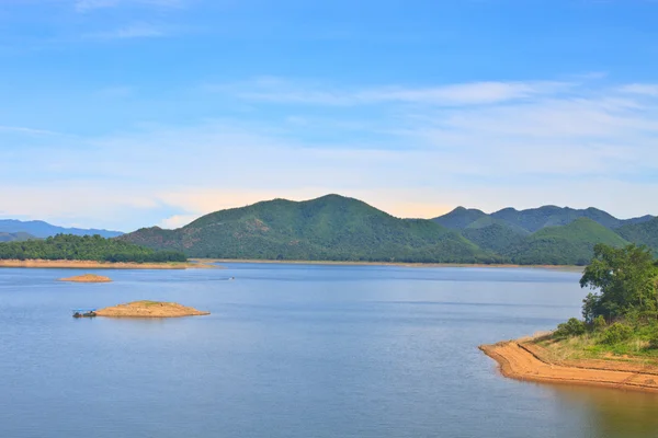 Vistas sobre o reservatório Barragem de Kaengkrachan — Fotografia de Stock