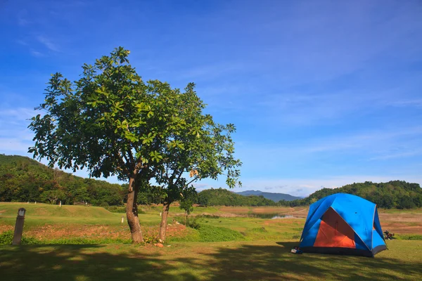 Terrain de camping le matin — Photo