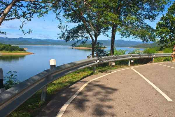 Parkering på dammen bakgrund — Stockfoto