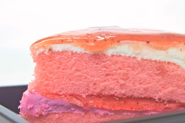 Gâteau au fromage aux fraises dans une assiette sur fond — Photo